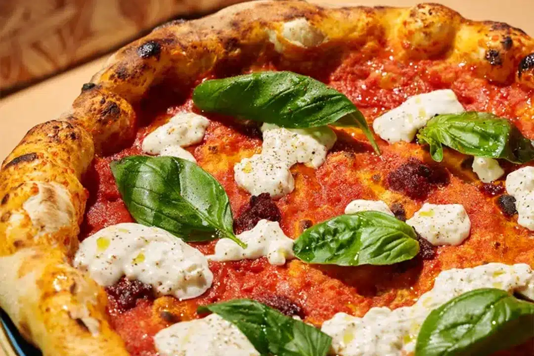 PIZZA MARGHERITA PICCANTE CON BURRATA